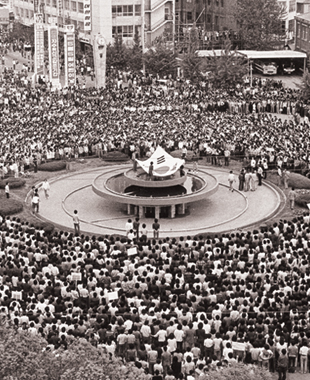 전남 도청 앞 광장에서는 분수대를 중심으로 2만 여명의 시민과 학생들이 모여 ‘민족민주화대성회’를 열고 대대적인 횃불행진을 벌였다.