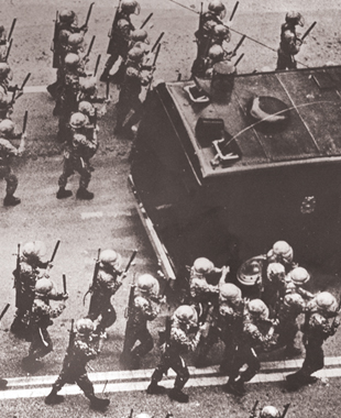 경찰병력이 시위군중에 밀리기 시작하자 금남로에 재투입된 계엄군이 양손에 진압봉을 받쳐들고 시위군중을 향해 전진하고 있다.