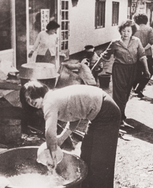 광주시내 각 동마다 부녀자들이 쏟아져나와 주먹밥을 만들거나 음식을 만들어 시민군들에게 제공했다.