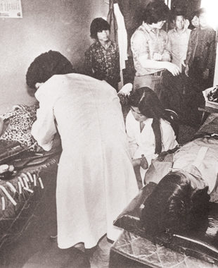 부상자들로 초만원을 이룬 광주시내 각 병원에서 피가 부족하다는 소식이 알려지자 많은 광주시민들이 팔을 걷어부치고 헌혈에 앞장섰다.