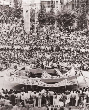 시민군들이 태극기를 휘날리며 시내를 질주하자 시민들이 박수치며 격려하고 있다.