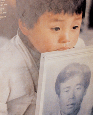 독일 잡지 '퀵(QUICK)'에 실린 아버지의 영정사진을 든 아이 사진은 죽은 자와 살아남은 자를 절묘하게 대비함으로써 광주의 아픔을 전 세계인에게 전해준 5·18의 상징적인 사진 중 하나이다.